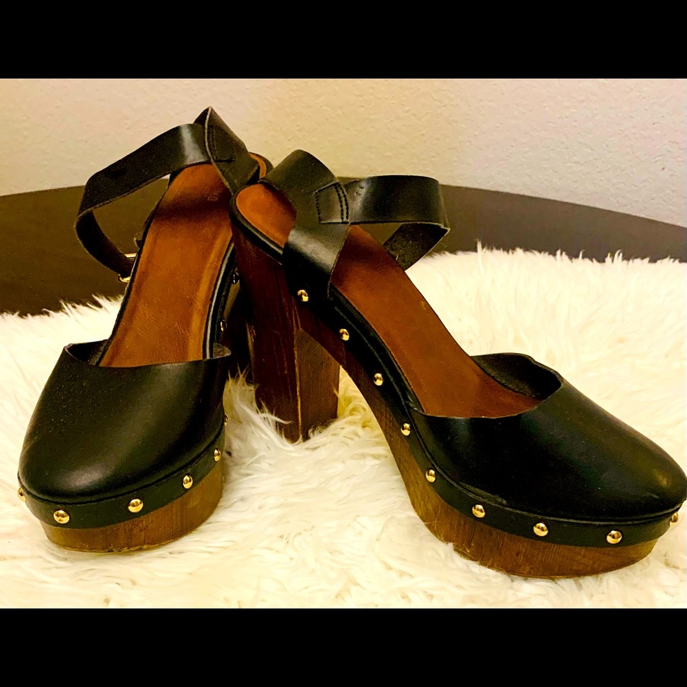 Cute Black leather studded clogs with straps size 11💕